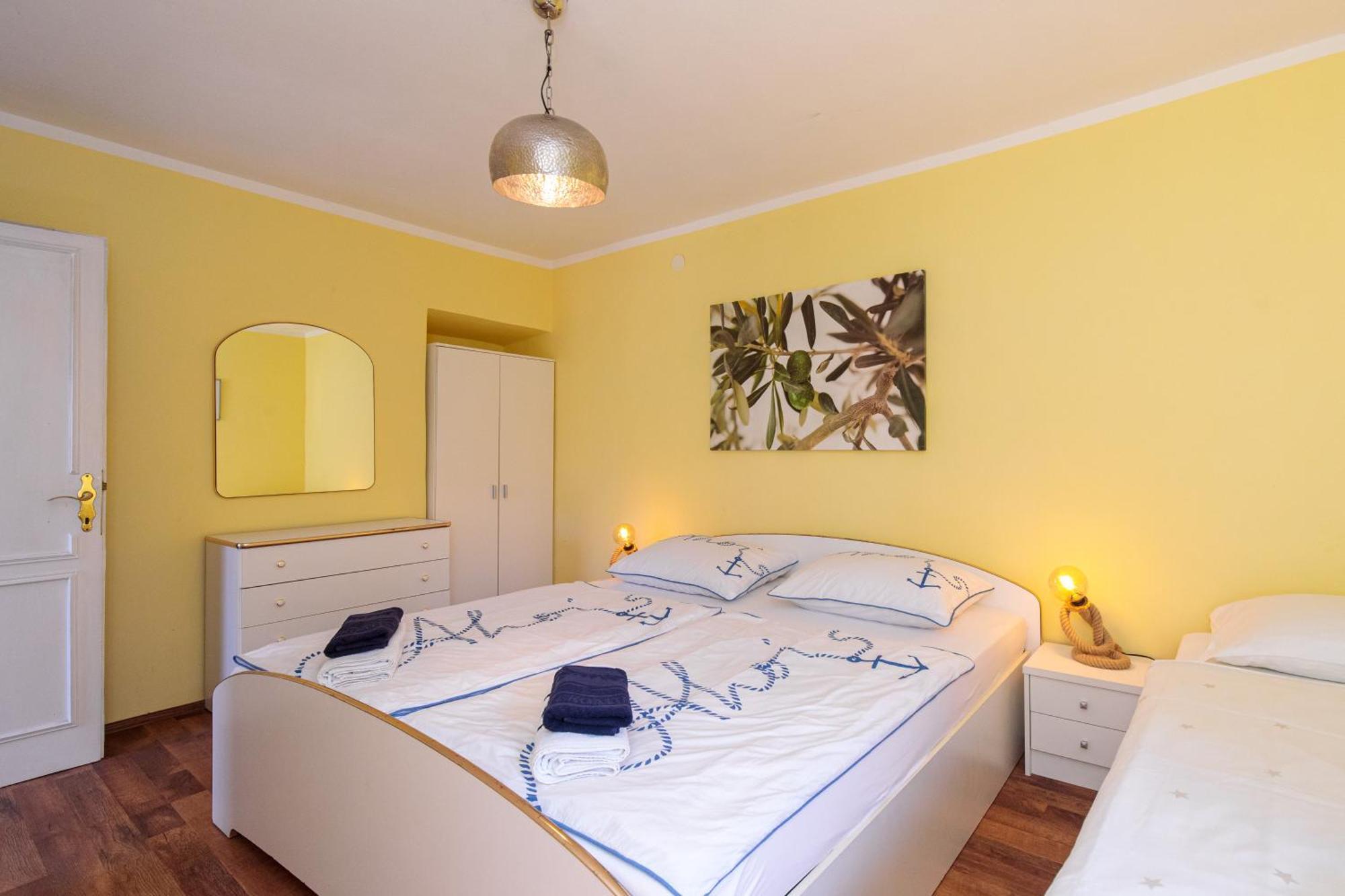 Apartments Lina Vrh  Extérieur photo