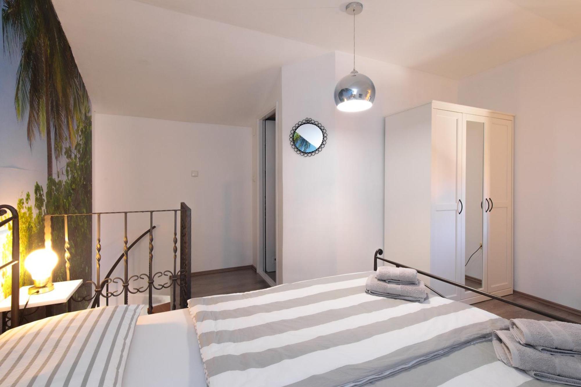 Apartments Lina Vrh  Extérieur photo