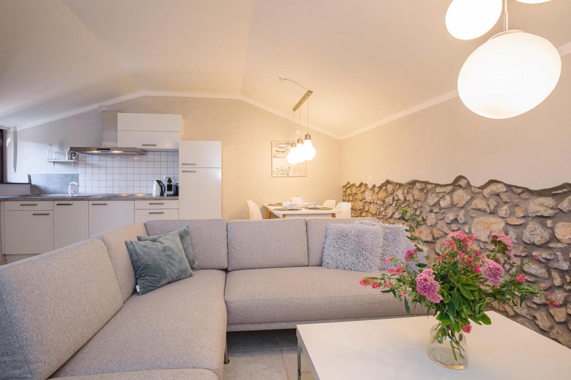 Apartments Lina Vrh  Extérieur photo