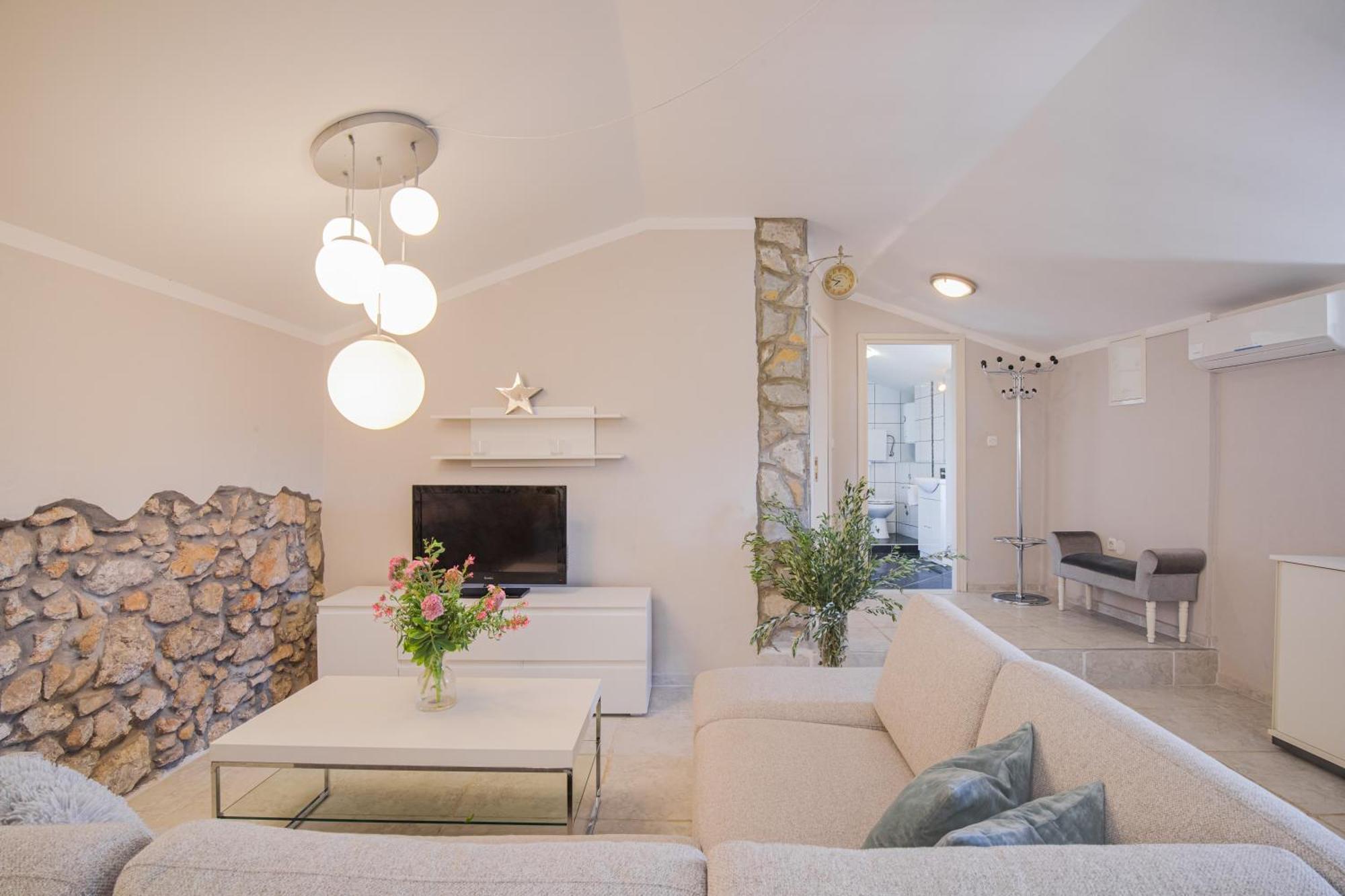 Apartments Lina Vrh  Extérieur photo