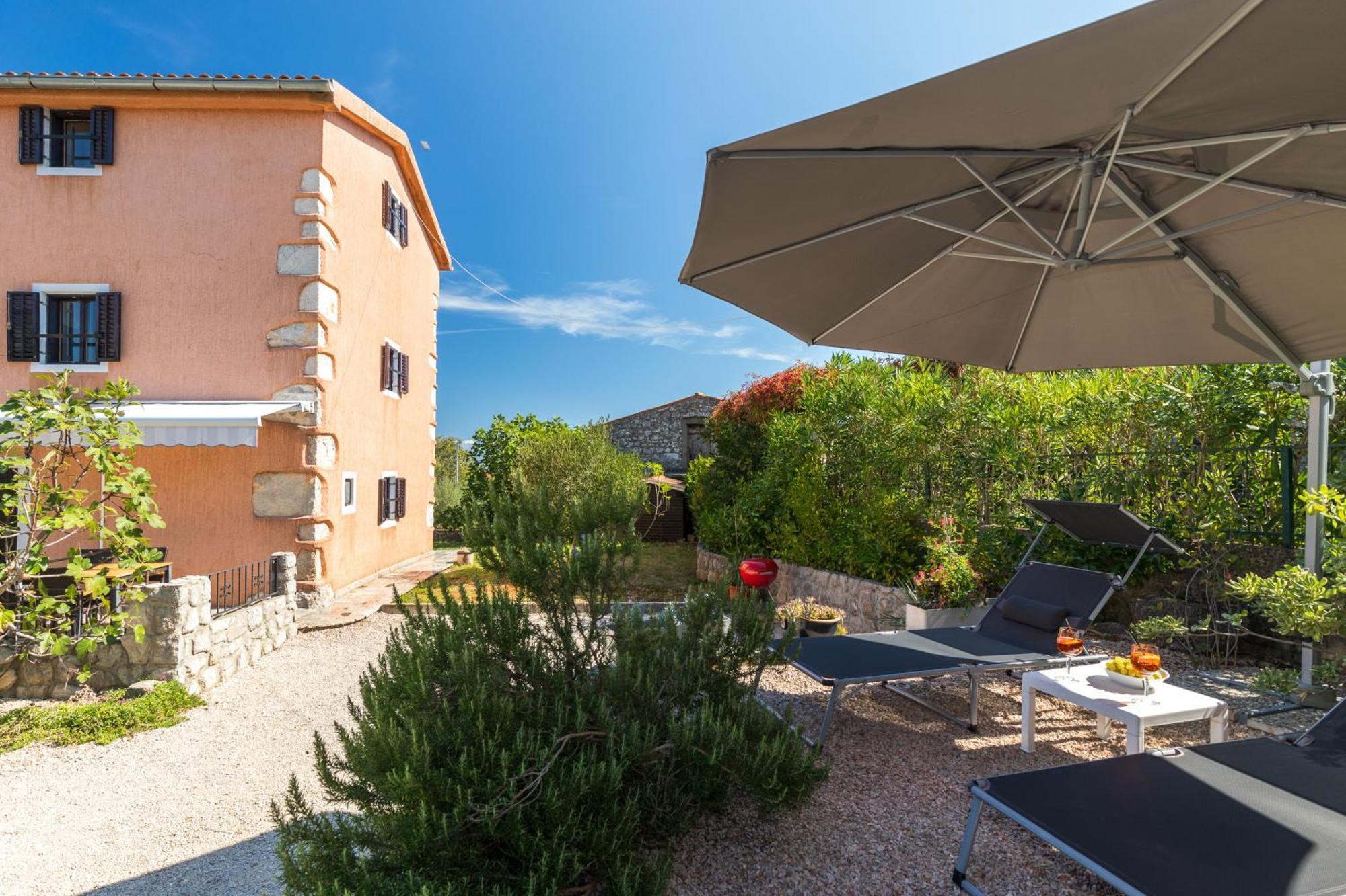 Apartments Lina Vrh  Extérieur photo